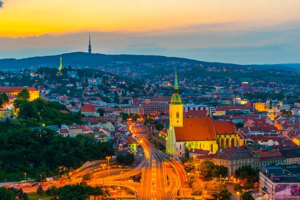 Günbatımında Bratislava, Slovakya 'daki Aziz Martin Katedrali' nin hava manzarası