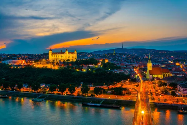 Bratislava 'nın Kale, Saint Martin Katedrali ve Sunset' teki Eski Şehir 'deki panoramik görüntüsü