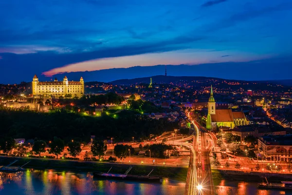 Bratislava 'nın Kale, Saint Martin Katedrali ve Sunset' teki Eski Şehir 'deki panoramik görüntüsü