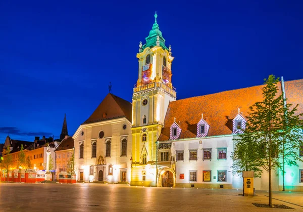 Antiguo Ayuntamiento Bratislava Situado Hlavne Namestie Plaza Principal Durante Noche — Foto de Stock