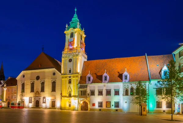 Bratislava 'daki eski belediye binası, gece boyunca hlavne adları (ana meydan) üzerinde yer almaktadır.