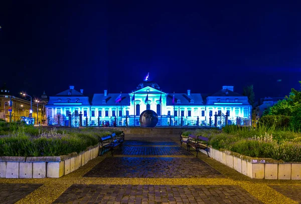 Bratislava, Slovakya 'daki barış heykeli gezegeniyle başkanlık sarayının gece görüşü