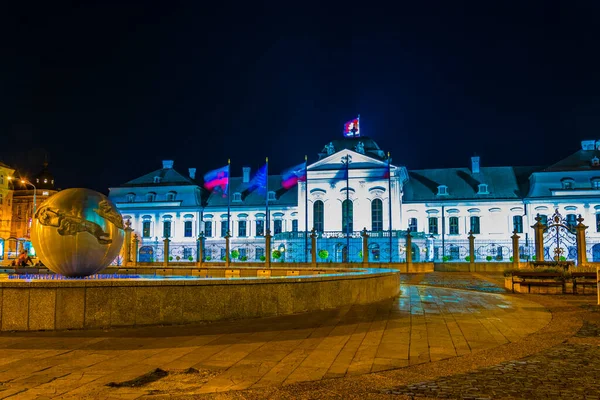 Νυχτερινή Άποψη Του Προεδρικού Παλατιού Τον Πλανήτη Της Ειρήνης Άγαλμα — Φωτογραφία Αρχείου