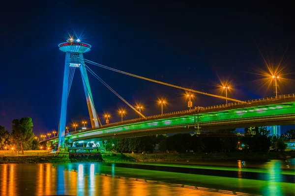 Bratislava 'daki Tuna Nehri üzerindeki SNP köprüsünün gece görüşü