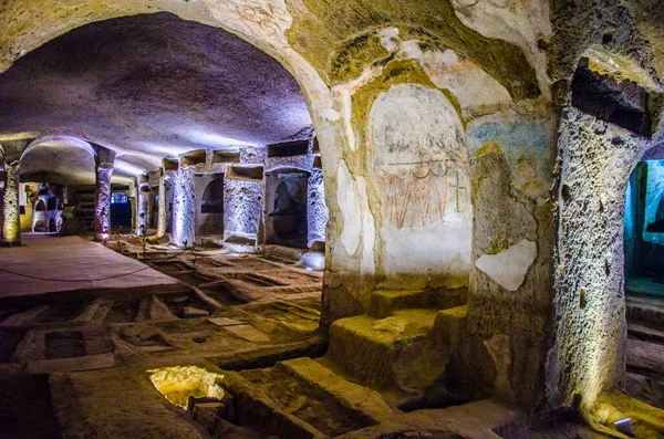 Napoli 'deki ünlü turistik mekan manzarası - Aziz Gennaro' nun yeraltı mezarları.