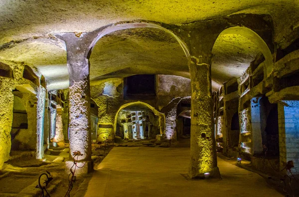 Napoli 'deki ünlü turistik mekan manzarası - Aziz Gennaro' nun yeraltı mezarları.