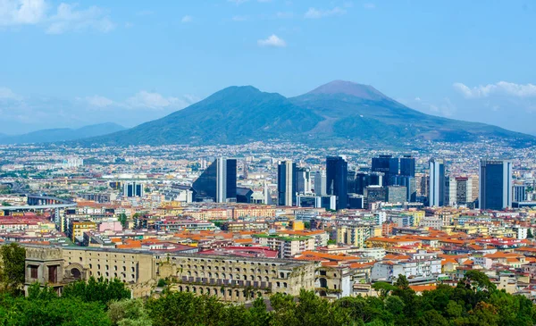 Napoli 'deki Centro direzionale iş bölgesinin havadan görünüşü ve arkasında Vezüv Dağı var..