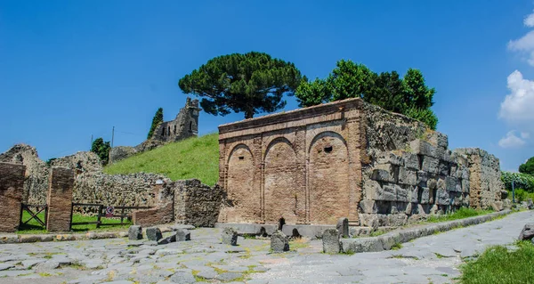 İnsanlar Pompeii harabeleri kompleksinin içinde İtalyan Napoli 'si yakınlarındaki birkaç bahçeden birinde geziniyorlar..