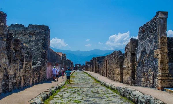 Nsanlar Eski Şehrin Tarihi Merkezinde Yürüyorlar Talya Napoli Yakınlarındaki Pompeii — Stok fotoğraf