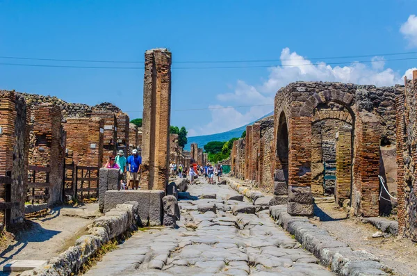 İnsanlar Napoli yakınlarındaki eski İtalyan şehri Pompeii 'nin kalıntılarında yürüyorlar..