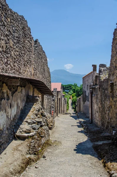 İnsanlar Napoli yakınlarındaki eski İtalyan şehri Pompeii 'nin kalıntılarında yürüyorlar..