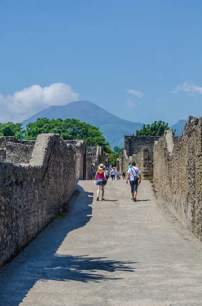 İnsanlar Napoli yakınlarındaki eski İtalyan şehri Pompeii 'nin kalıntılarında yürüyorlar..