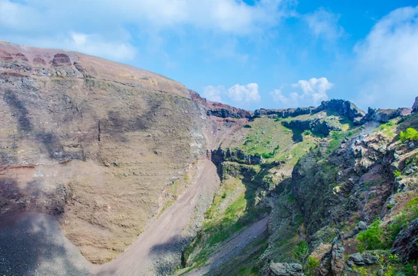 İtalya 'nın Napoli kenti yakınlarındaki Vezüv Dağı yanardağının kalderasının manzarası. Bu yanardağ M.S. 79 yılında Pompeii şehrinin tamamen yok olmasına neden oldu..