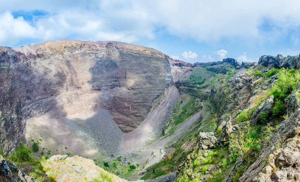 İtalya 'nın Napoli kenti yakınlarındaki Vezüv Dağı yanardağının kalderasının manzarası. Bu yanardağ M.S. 79 yılında Pompeii şehrinin tamamen yok olmasına neden oldu..