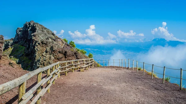 宽阔的小径正通往意大利腹地附近的维苏威火山山顶 它可以俯瞰火山的内部和周围的中丘湾 — 图库照片