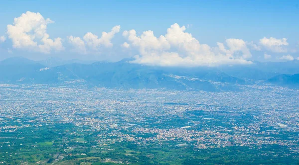 Vezüv Yanardağı ve Napoli Körfezindeki, İtalya çevresindeki kırsal havadan görünümü