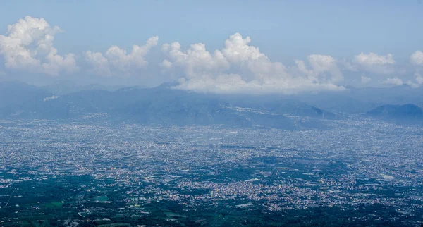 Vezüv Yanardağı ve Napoli Körfezindeki, İtalya çevresindeki kırsal havadan görünümü