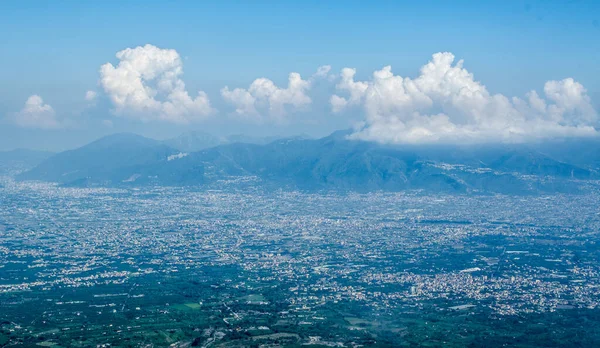 Vezüv Yanardağı ve Napoli Körfezindeki, İtalya çevresindeki kırsal havadan görünümü