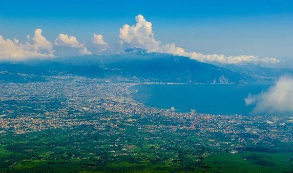 Vezüv Yanardağı ve Napoli Körfezindeki, İtalya çevresindeki kırsal havadan görünümü