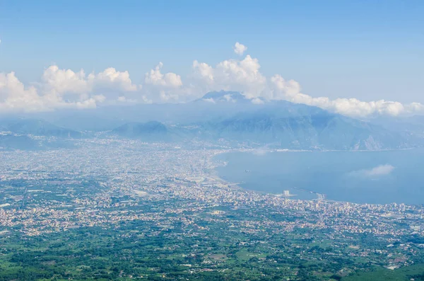 Vezüv Yanardağı ve Napoli Körfezindeki, İtalya çevresindeki kırsal havadan görünümü