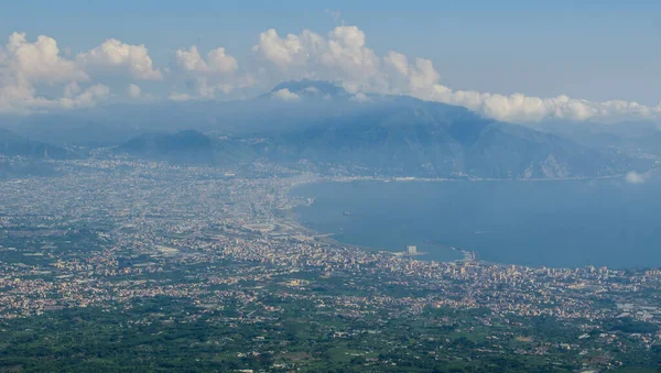 Vezüv Yanardağı ve Napoli Körfezindeki, İtalya çevresindeki kırsal havadan görünümü