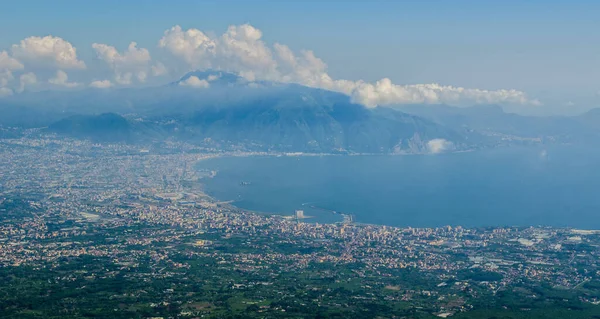 Vezüv Yanardağı ve Napoli Körfezindeki, İtalya çevresindeki kırsal havadan görünümü