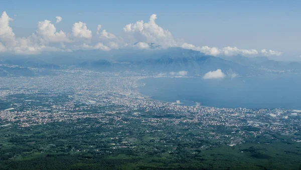 Vezüv Yanardağı ve Napoli Körfezindeki, İtalya çevresindeki kırsal havadan görünümü