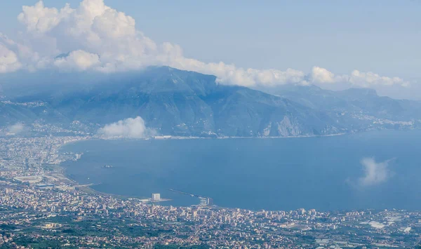 Vezüv Yanardağı ve Napoli Körfezindeki, İtalya çevresindeki kırsal havadan görünümü