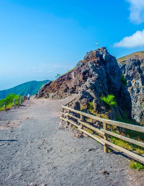 İtalya Napoli yakınlarındaki Vezüv Yanardağı 'nın tepesine uzanan geniş yol volkanların iç kısımlarını ve Napoli Körfezi' ni çevreleyen alanı gösteriyor..