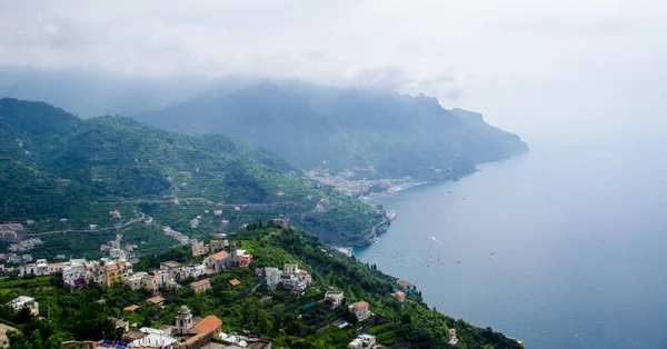 İtalyan Ravello şehrinin ünlü vila rufolo bahçesinden alınan ünlü amalfi sahili manzarası.