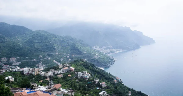 İtalyan Ravello şehrinin ünlü vila rufolo bahçesinden alınan ünlü amalfi sahili manzarası.