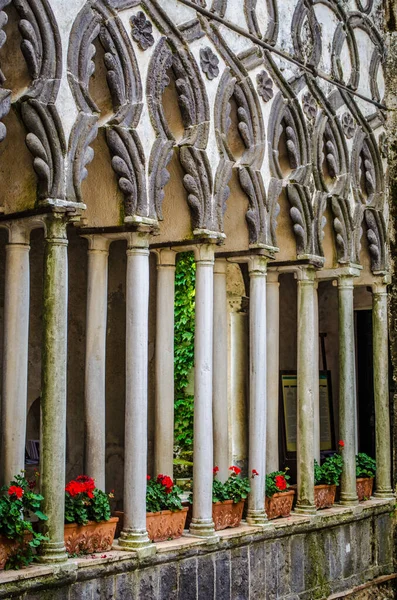 İtalyan şehri Ravello 'daki villa rufollo' nun güzel iç manzarası Alamfi sahili manzarası ve muhteşem lobisiyle ünlüdür..