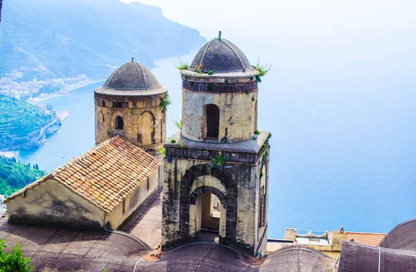 İtalyan Ravello şehrinin ünlü vila rufolo bahçesinden alınan ünlü amalfi sahili manzarası.