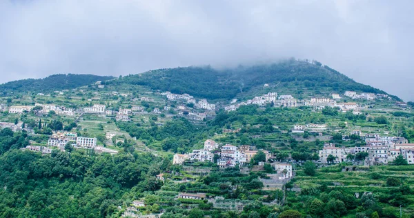 İtalya 'nın Ravello şehri ve Atrani köyü yakınlarındaki Alamfi sahilinin dik tepelerinin manzarası..