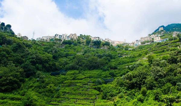 İtalya 'nın Ravello şehri ve Atrani köyü yakınlarındaki Alamfi sahilinin dik tepelerinin manzarası..