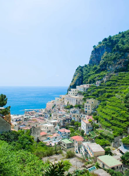 İtalyan köyü Atani 'nin havadan görünüşü.