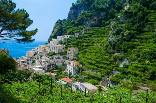 İtalyan köyü Atani 'nin havadan görünüşü.