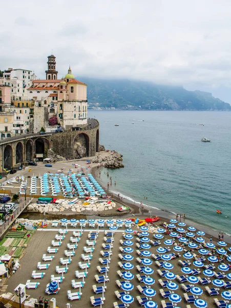 İtalya, Campania, Salerno Körfezi 'nin ünlü Amalfi Sahili' ndeki güzel Atrani kasabasının manzara resmi.