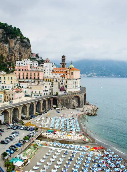 Scénický Pohled Krásné Město Atrani Slavném Pobřeží Amalfi Salernským Zálivem — Stock fotografie