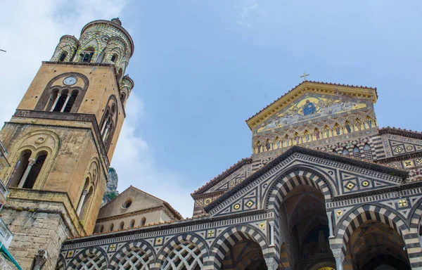 İtalyan şehrindeki güzel bir katedral manzarası.