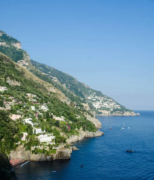 Ünlü yürüyüş yolu sentiero degli dei İtalya 'daki Alamfi Sahili' nin tepesine çıkıyor ve el değmemiş doğa ziyaretçileri dışında Poitano, praiano, nocelle ve diğer şehirleri de görebiliyorlar..