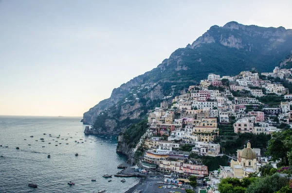 Yaz günbatımında Alamfi sahilinde yer alan İtalyan şehri pozitano manzarası