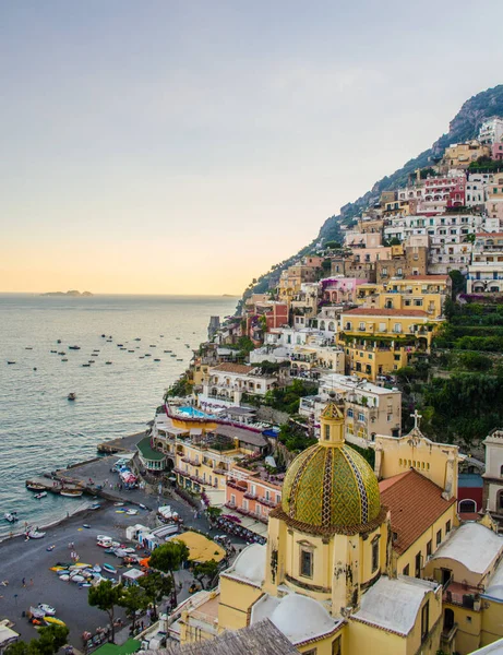 Yaz günbatımında Alamfi sahilinde yer alan İtalyan şehri pozitano manzarası