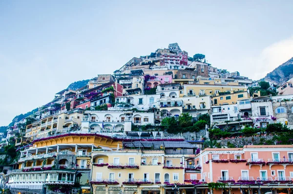 Yaz günbatımında Alamfi sahilinde yer alan İtalyan şehri pozitano manzarası