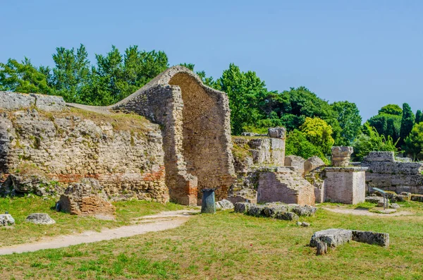 Paestum 'daki antik harabe kompleksinde bulunan taş yığınının görüntüsü
