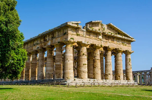 Paestum 'daki antik harabe tesisinde bulunan Nettuno tapınağının ayrıntılı görüntüsü