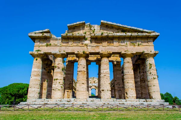 Paestum 'daki antik harabe tesisinde bulunan Nettuno tapınağının ayrıntılı görüntüsü