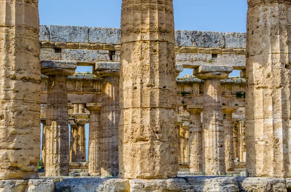 Paestum 'daki antik harabe tesisinde bulunan Nettuno tapınağının ayrıntılı görüntüsü
