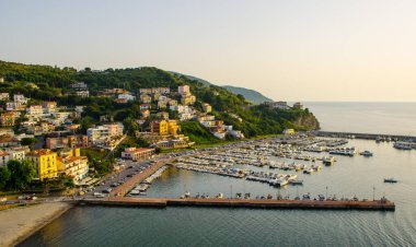 İtalyan kenti agropoli 'de bir körfezin içinde gizlenmiş bir marina manzarası..