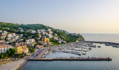İtalyan kenti agropoli 'de bir körfezin içinde gizlenmiş bir marina manzarası..